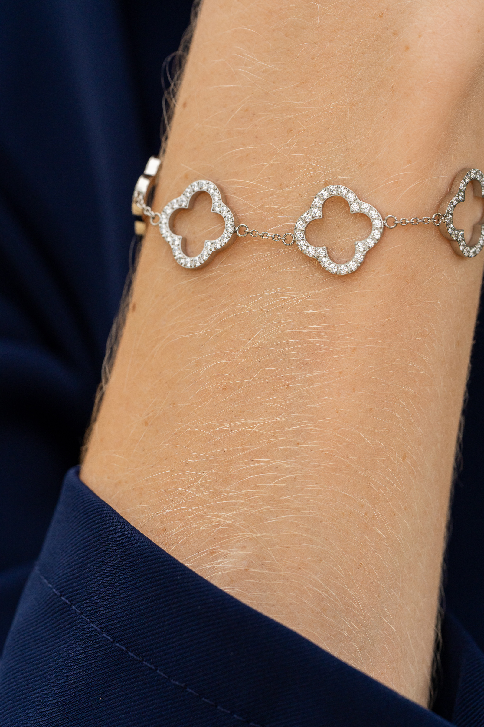 Wasserfestes JEVAANI Armband aus 316L Edelstahl am Handgelenk